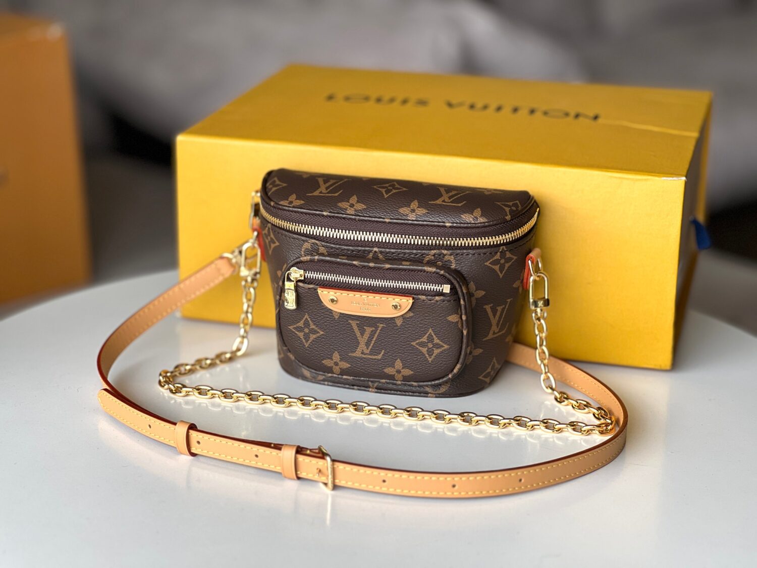 2 Louis Vuitton【Mini Bumbag】M82335 Monogram Canvas This Mini Bumbag is from the LV Gradient series.