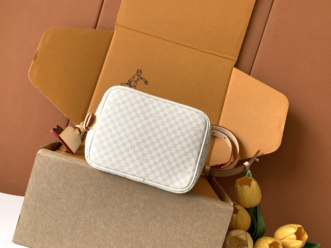 3 Louis Vuitton The M15130 uses Italian Grade A leather, highlighting its quality, hardware, fabric, craftsmanship, edge finishing, and Grade A production.