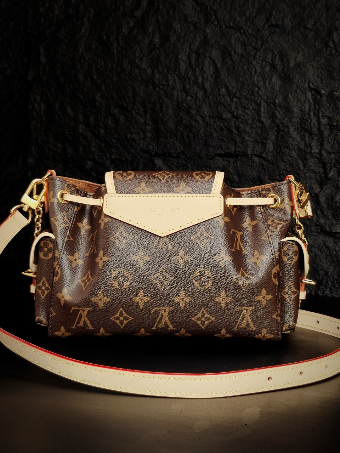 3 Louis Vuitton The M25085 uses Italian Grade A leather, which is a key factor in its quality.