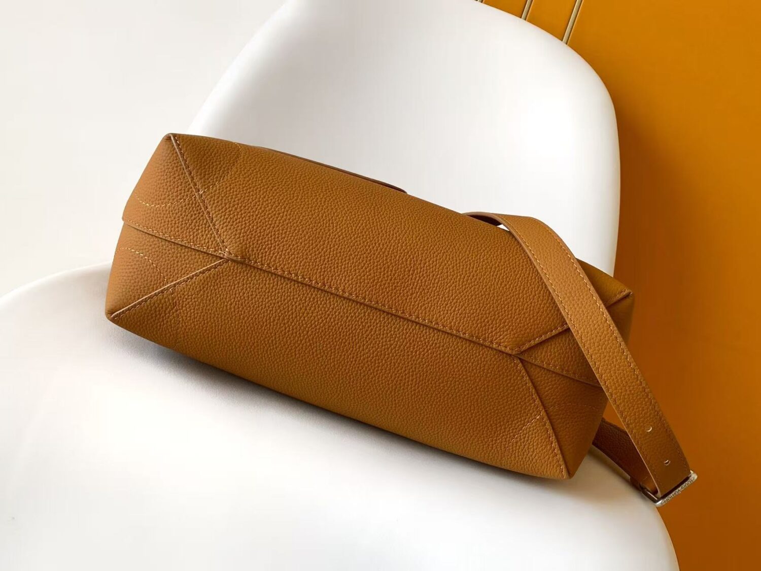 3 Louis Vuitton This Sapphire 30 handbag is a modern interpretation of the timeless Sapphire handbag, crafted from Brønsted cowhide leather.