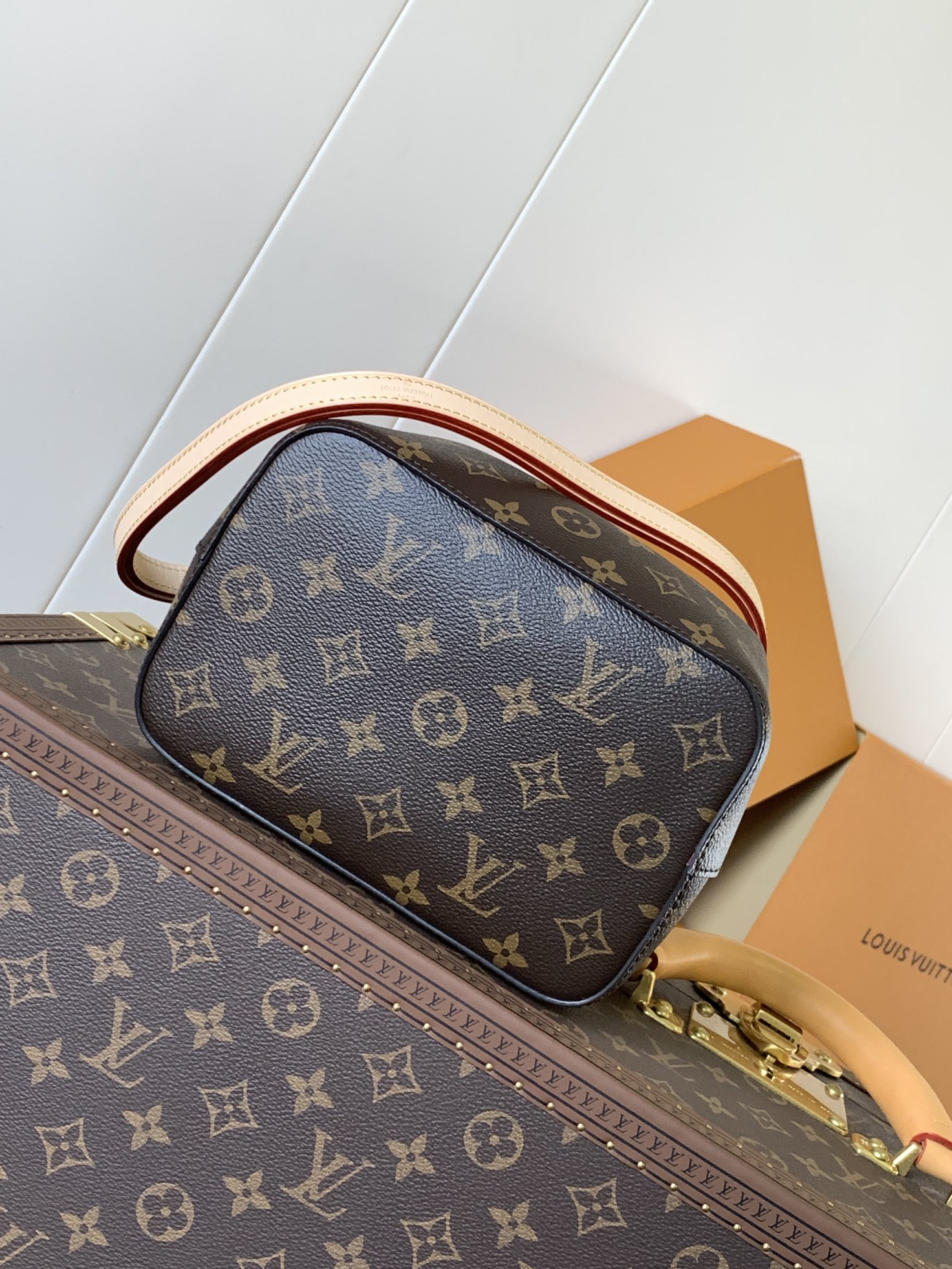 3 Louis Vuitton M46581 Monogram Canvas Mini Bucket Bag Series NÉONOÉ BB Handbag, featuring a Monogram canvas BB adorned with natural leather.