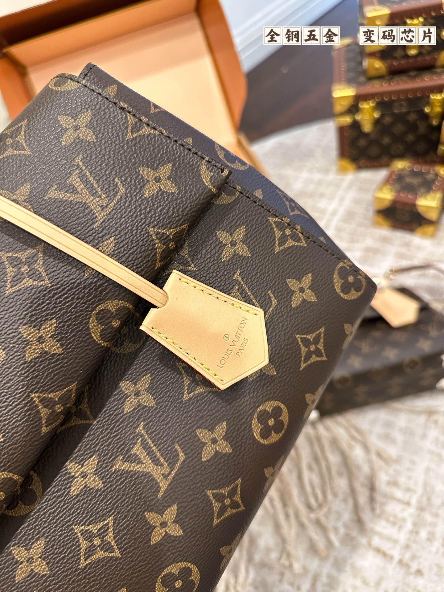 3 Louis Vuitton This monogrammed, single-shoulder/crossbody bag is so simple 😍 The more you look at it, the better it looks. The capacity is surprisingly generous.