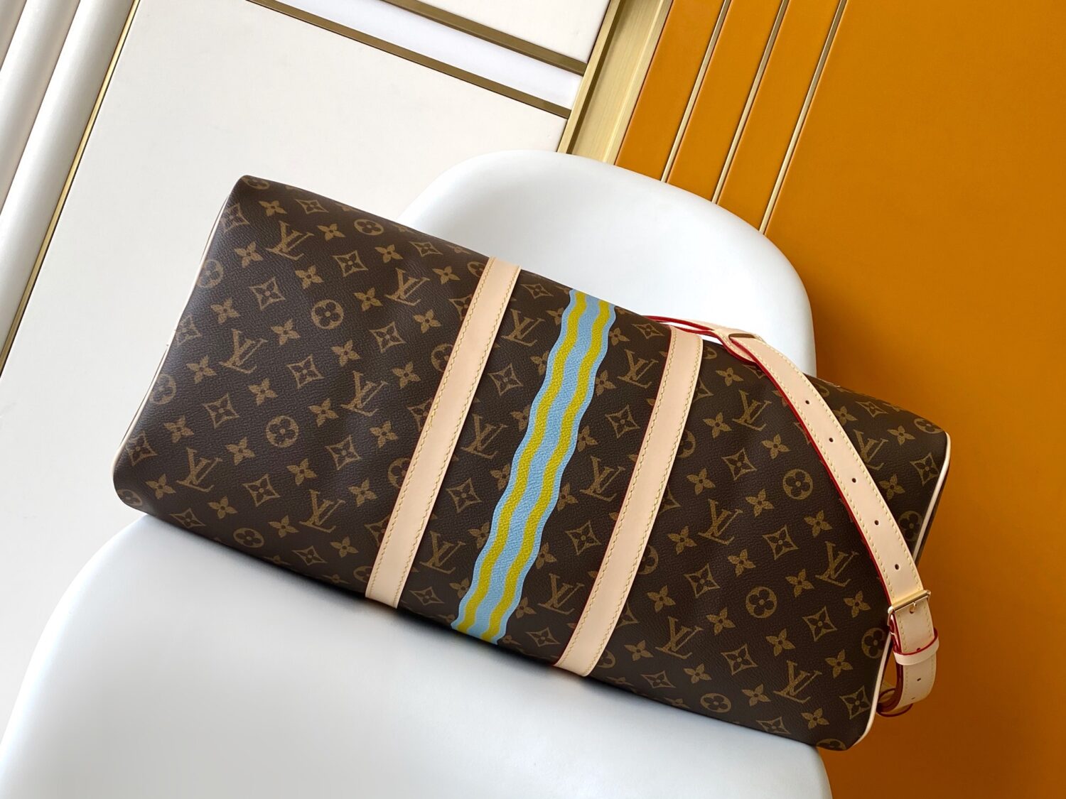 3 Louis Vuitton 2295 Monogram 50CM 163c01 Dynamic Chip This Keepall Bandoulière 50 travel bag features the Monogram design.