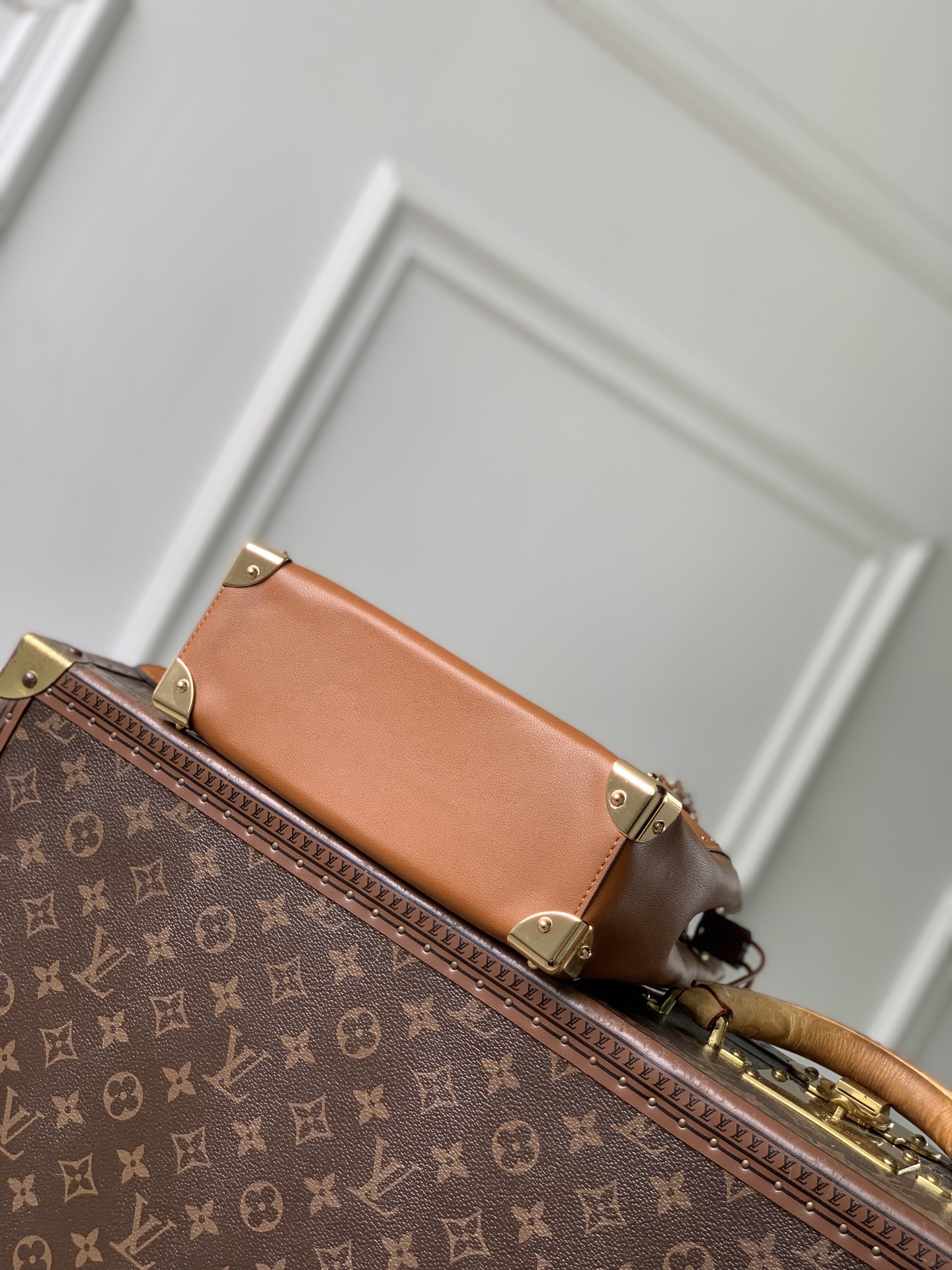 Louis Vuitton M29131 This Noé Trunk handbag is constructed from cowhide leather in a bucket bag shape.