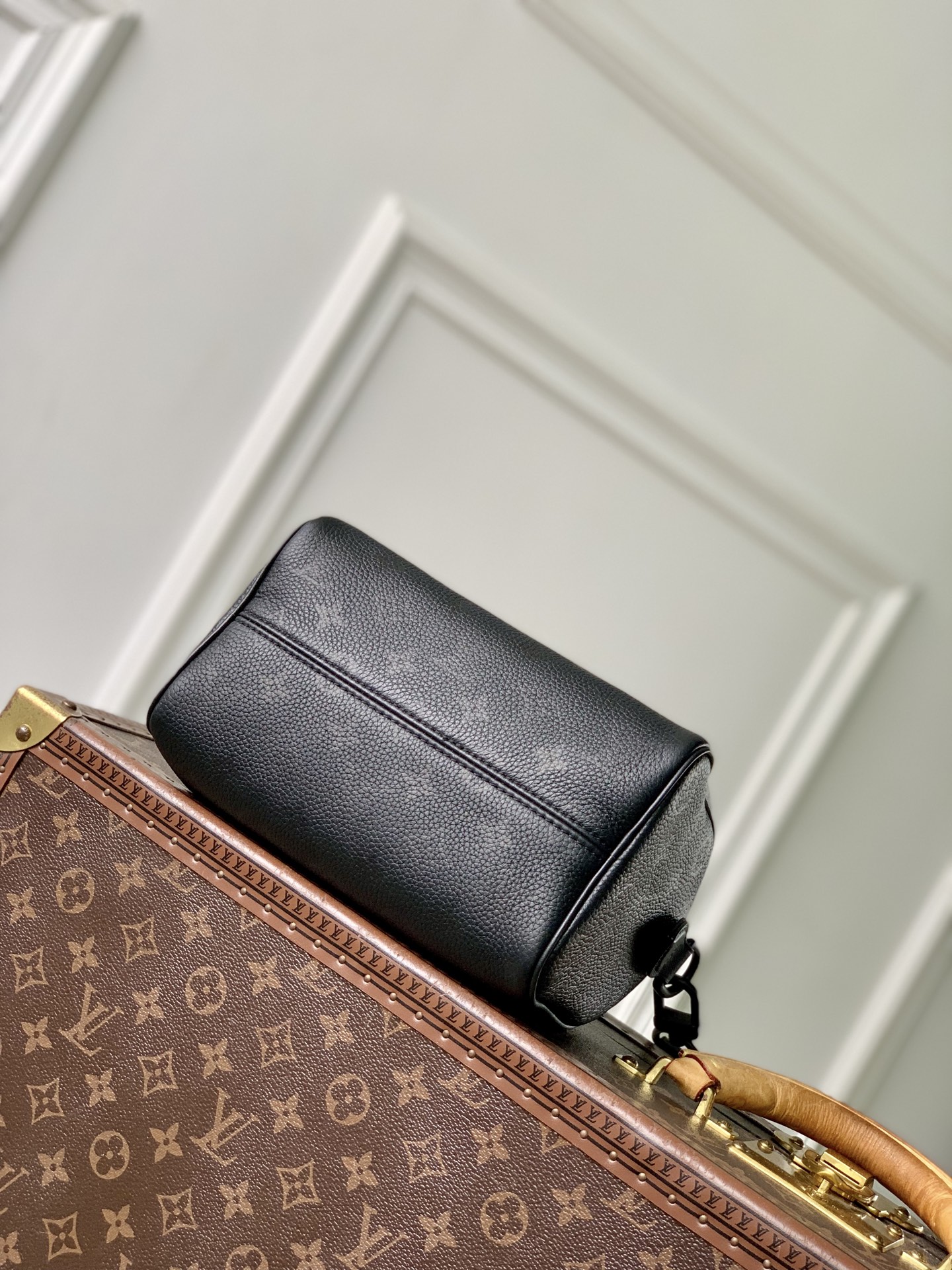 3 Louis Vuitton The M23807 black Speedy P9 Bandoulière 20 handbag is crafted from glossy calfskin leather.