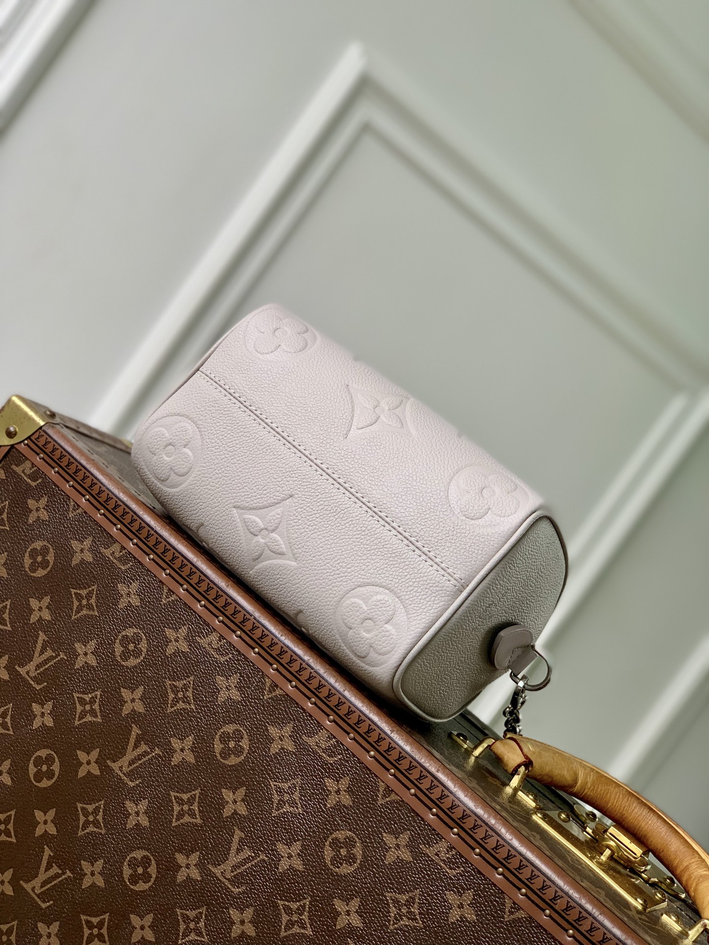 3 Louis Vuitton The M28343 Speedy 20 is reinterpreted this season, featuring a versatile and sophisticated Brume grey color.