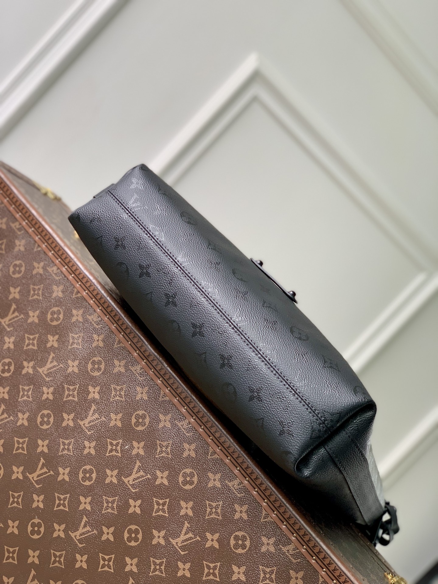 3 Louis Vuitton M27856 This Vagabond Hobo handbag is made of Monogram Midnight coated canvas with tonal calfskin leather trim.