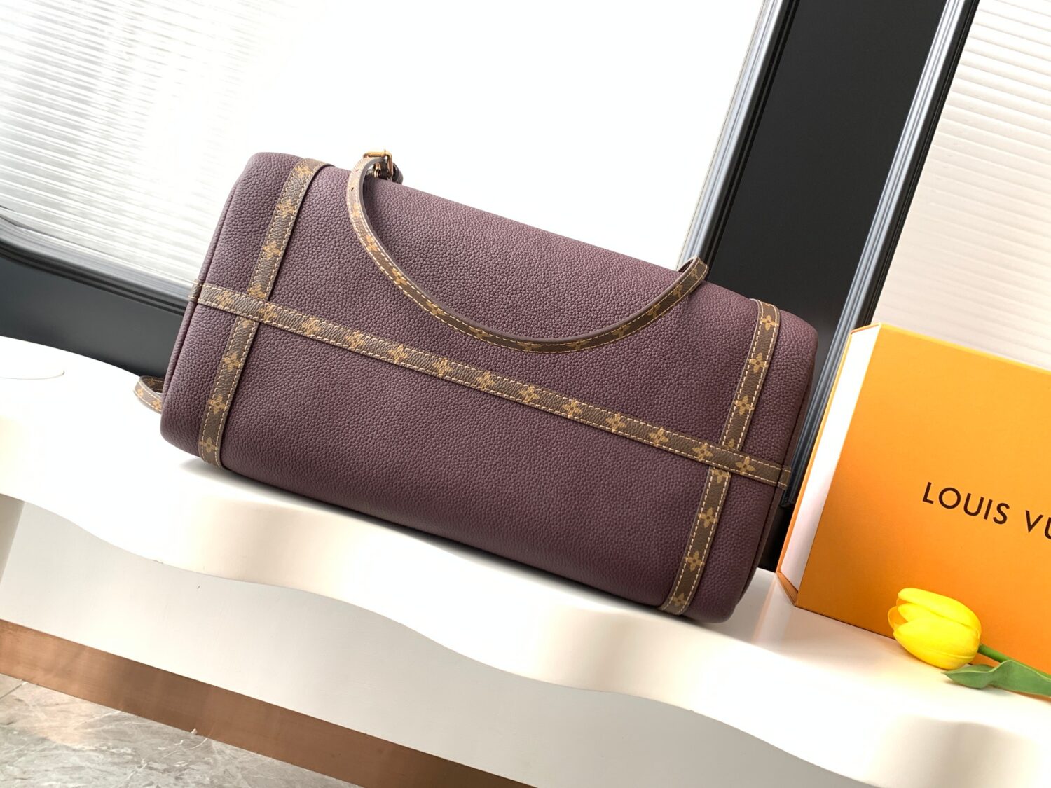 3 Louis Vuitton M26397 Ebony Color. This Express medium-sized handbag is crafted from supple cowhide leather and effortlessly complements various urban styles.