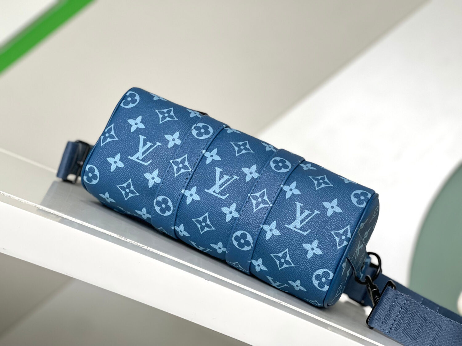 3 Louis Vuitton M46803 Blue Pillow Bag 🦍🦍 This Keepall Bandoulière 25 handbag is made of coated canvas.