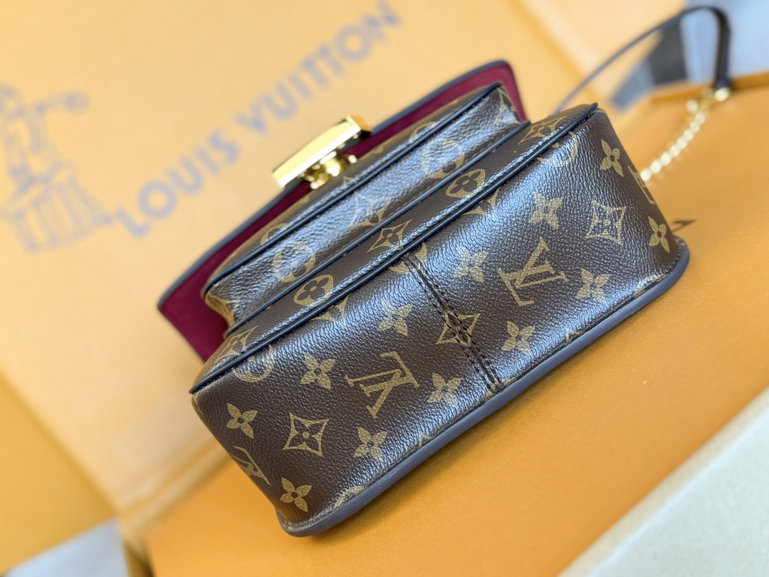 3 Louis Vuitton【NEW CHAIN BAG】Model: M45592 This chain bag features a delicate design crafted from Monogram canvas.