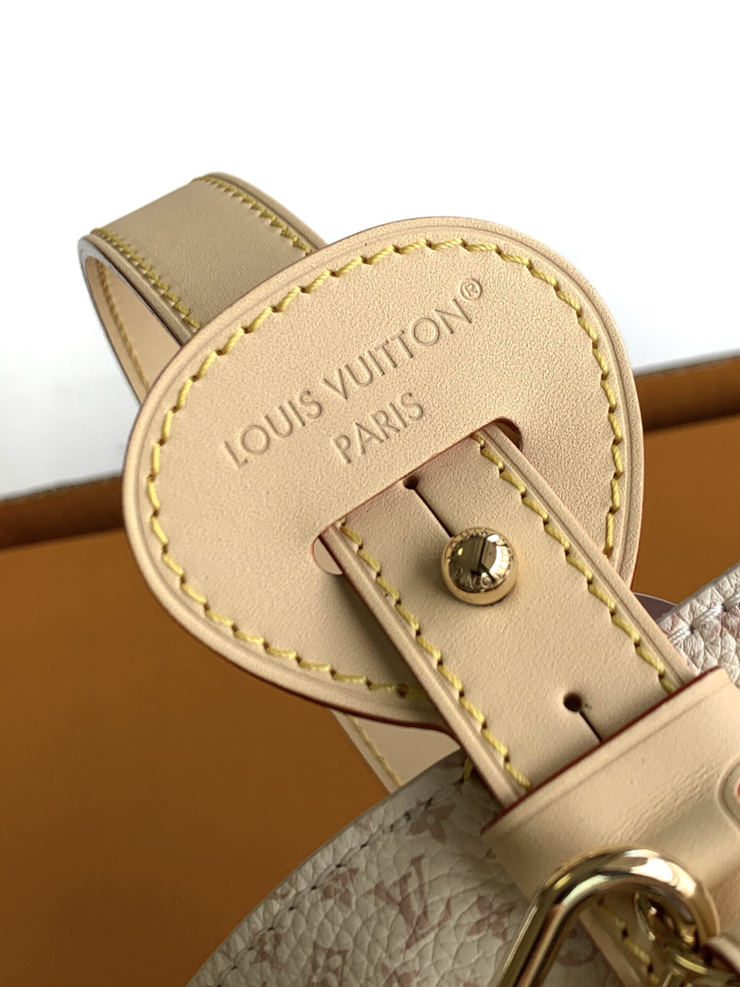 4 Louis Vuitton The M15130 uses Italian Grade A leather, highlighting its quality, hardware, fabric, craftsmanship, edge finishing, and Grade A production.
