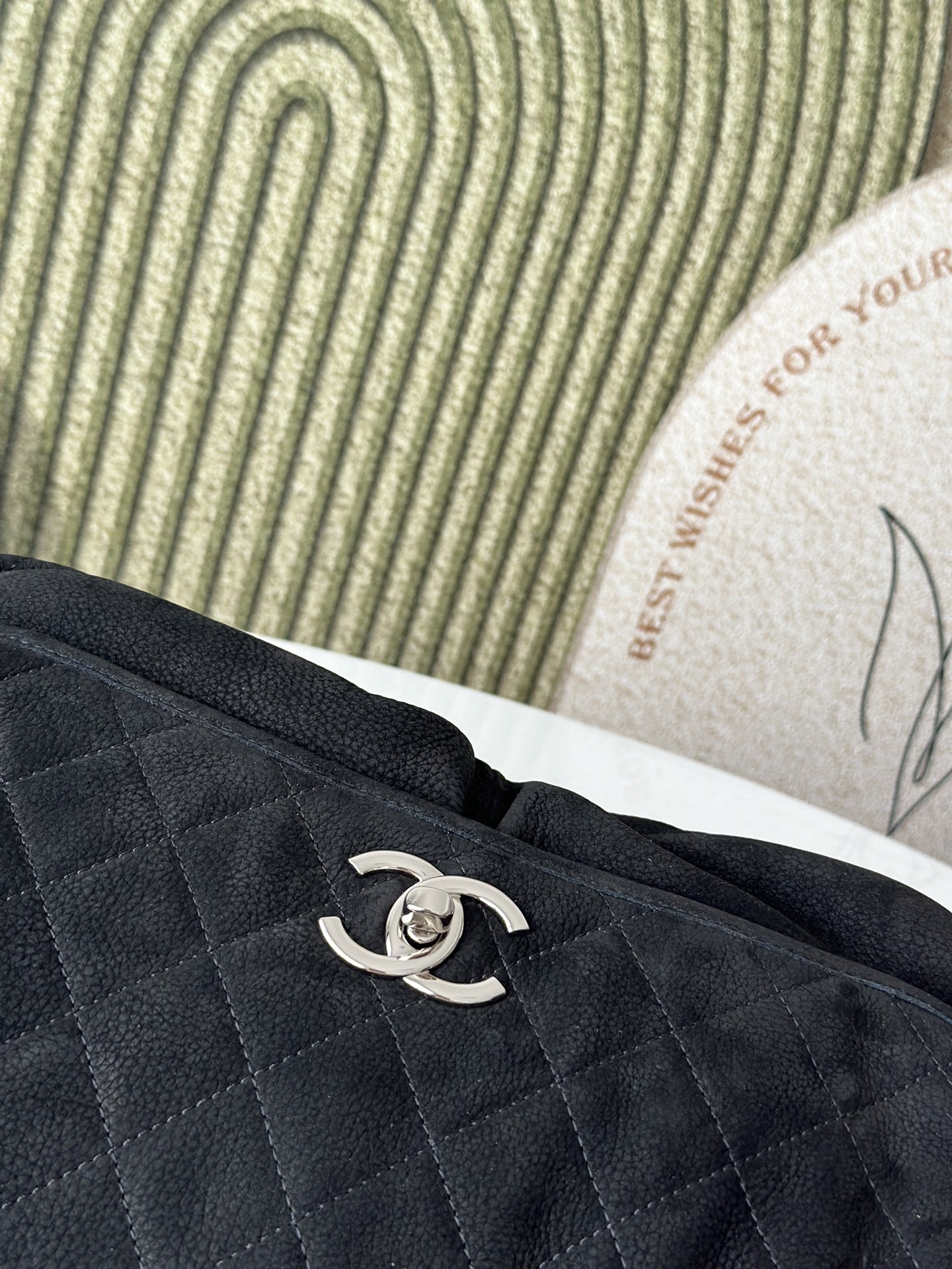 4 Extra-large logo suede double-pocket chain bag with 8 pockets – perfect for airport shopping!