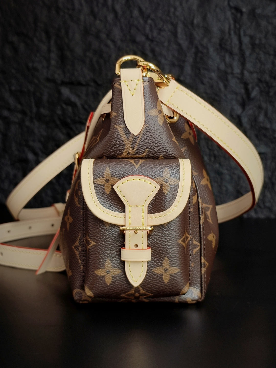 4 Louis Vuitton The M25085 uses Italian Grade A leather, which is a key factor in its quality.