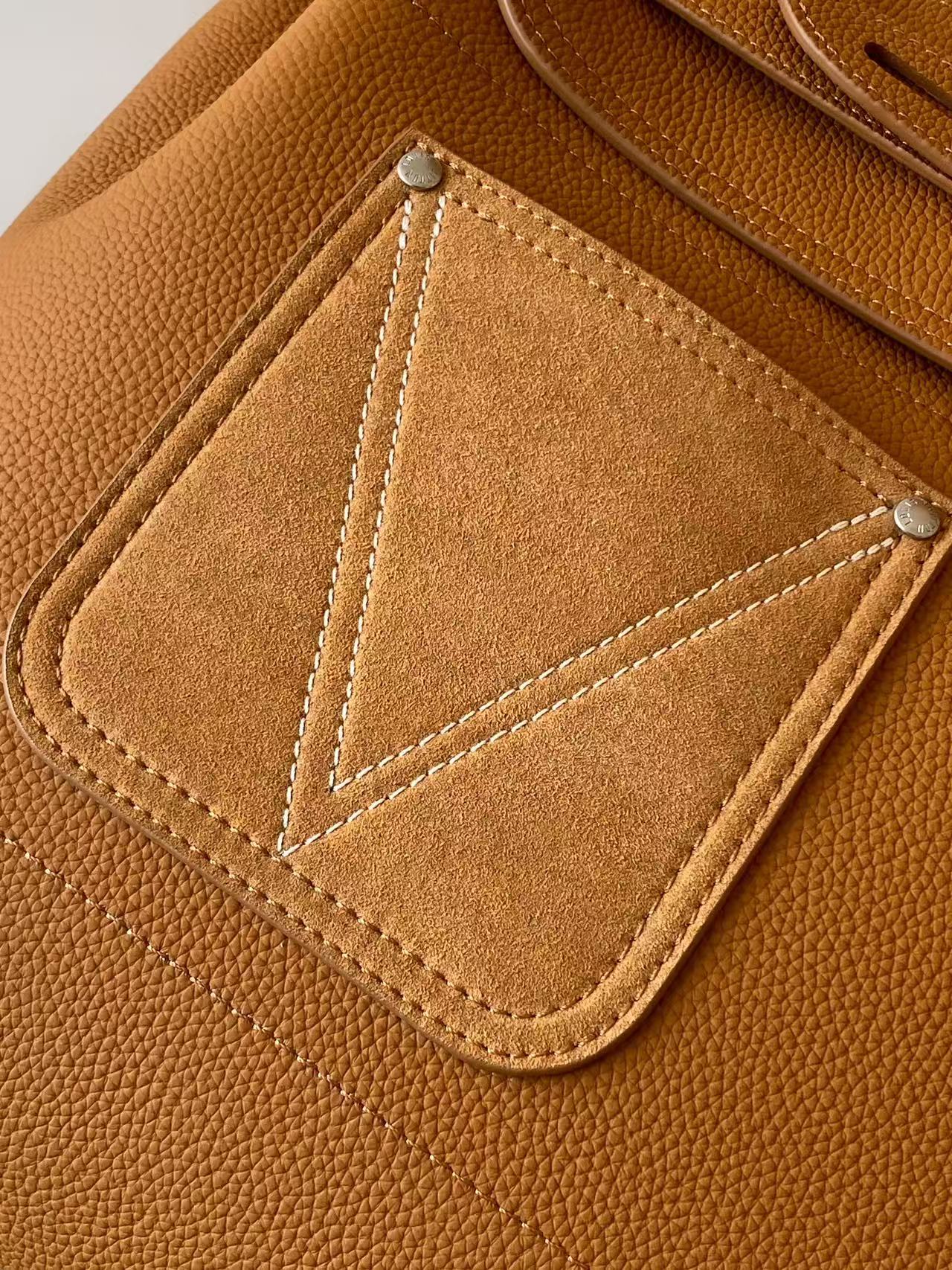 4 Louis Vuitton This Sapphire 30 handbag is a modern interpretation of the timeless Sapphire handbag, crafted from Brønsted cowhide leather.