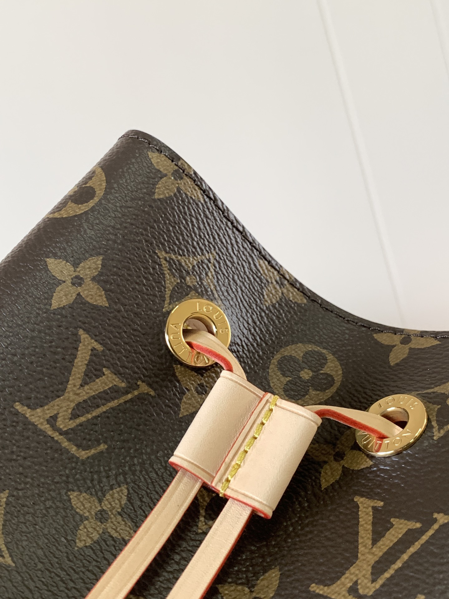 4 Louis Vuitton M46581 Monogram Canvas Mini Bucket Bag Series NÉONOÉ BB Handbag, featuring a Monogram canvas BB adorned with natural leather.