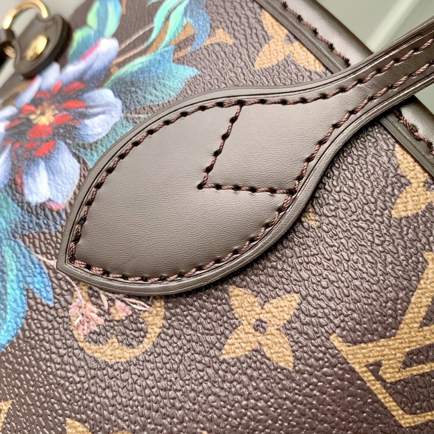4 Louis Vuitton M28918 This Neverfull medium handbag is from the Monogram Eden collection.