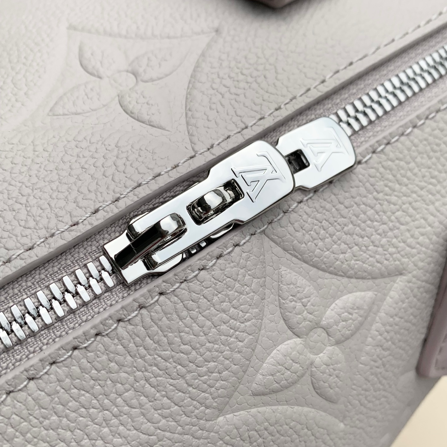 4 Louis Vuitton The M28343 Speedy 20 is reinterpreted this season, featuring a versatile and sophisticated Brume grey color.