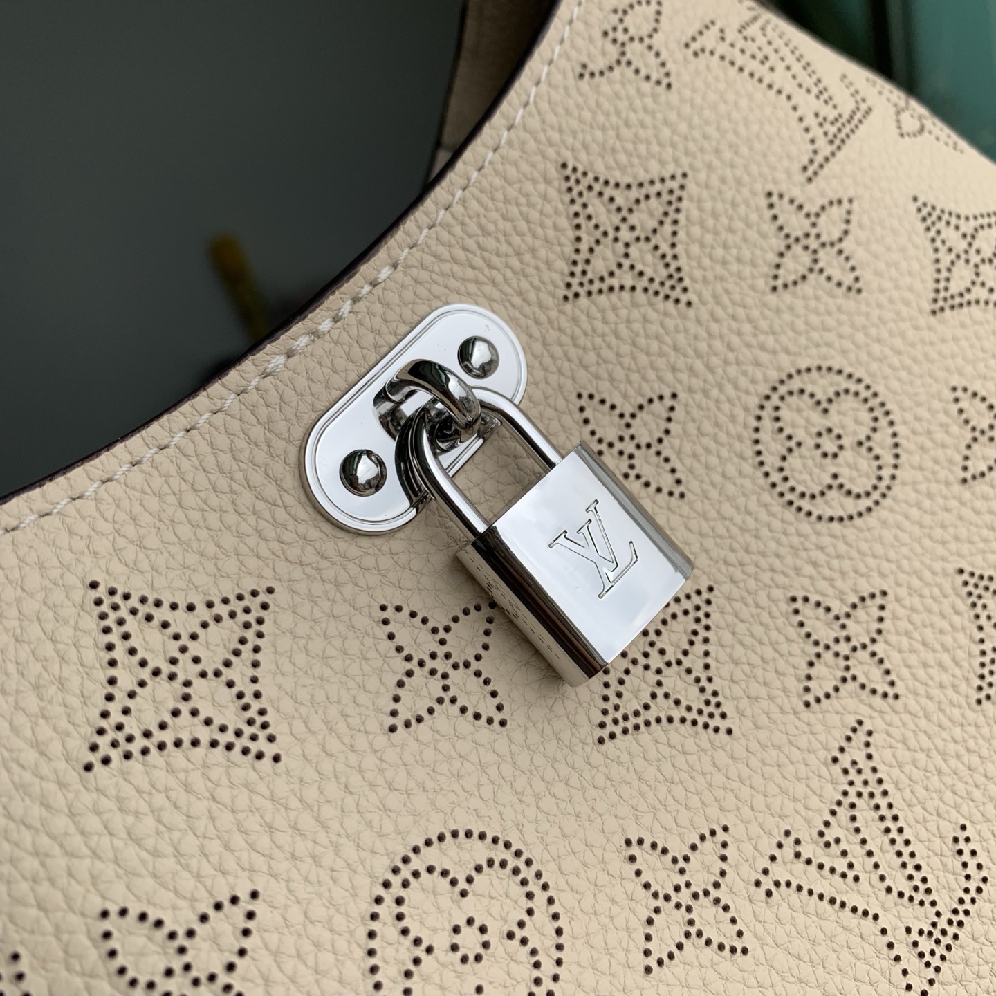 4 Louis Vuitton M27459 Off-white All Around small handbag from the Mahina series.