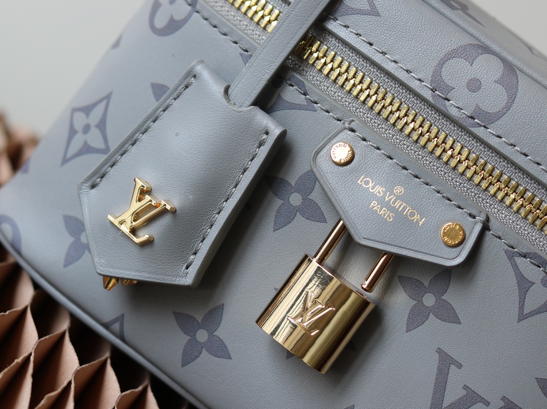 4 Louis Vuitton Exclusive Real Shot: The Vanity Chain Pouch Handbag with Variable Code Chip Version, m12427 Grey (Silkscreen Print) Inspired by the iconic Nice, the Vanity Chain Pouch captures the spirit of travel.