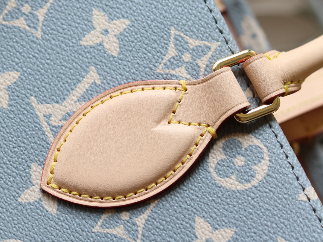 4 Louis Vuitton M12415 is the official version. This OnTheGo MM offers a seasonal reinterpretation of Louis Vuitton's iconic Monogram canvas.