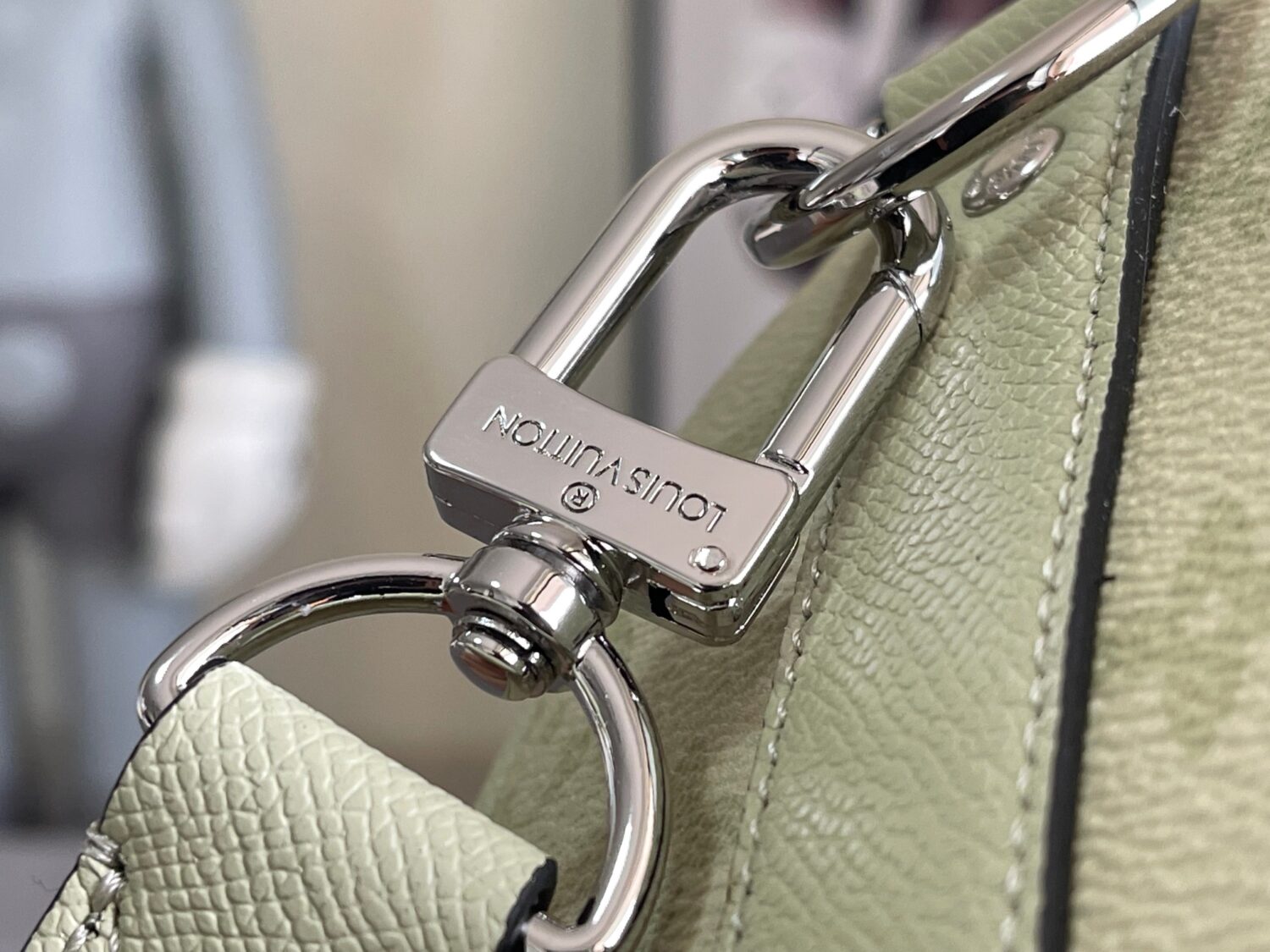 4 Louis Vuitton M14078 Light Khaki Green Pillow Bag. This Keepall 25 handbag is made of Monogram Eclipse Reverse canvas.