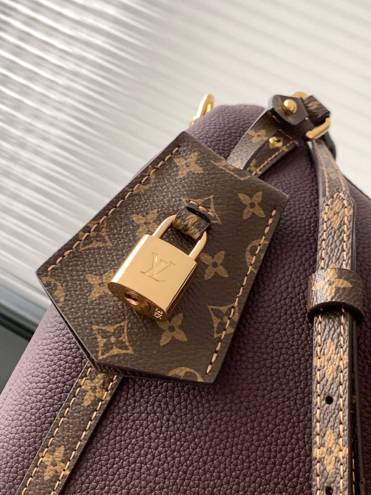 4 Louis Vuitton M26397 Ebony Color. This Express medium-sized handbag is crafted from supple cowhide leather and effortlessly complements various urban styles.