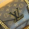 4 Louis Vuitton【NEW CHAIN BAG】Model: M45592 This chain bag features a delicate design crafted from Monogram canvas.