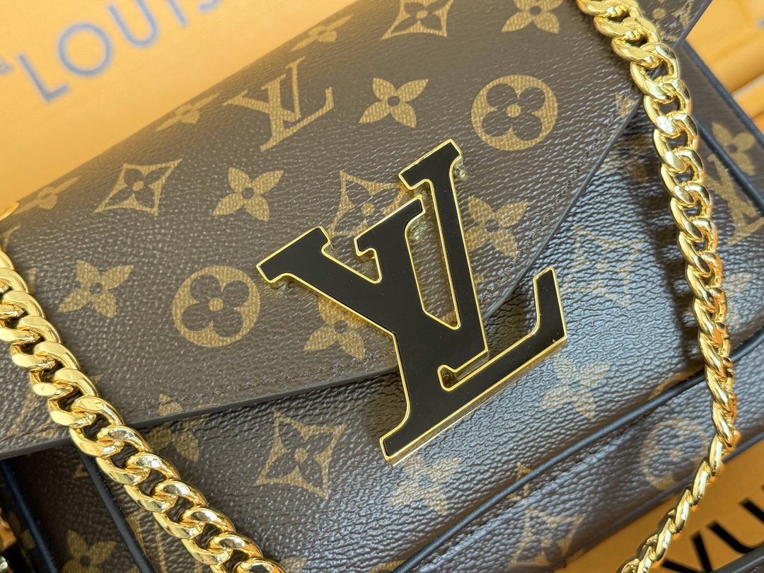 4 Louis Vuitton【NEW CHAIN BAG】Model: M45592 This chain bag features a delicate design crafted from Monogram canvas.