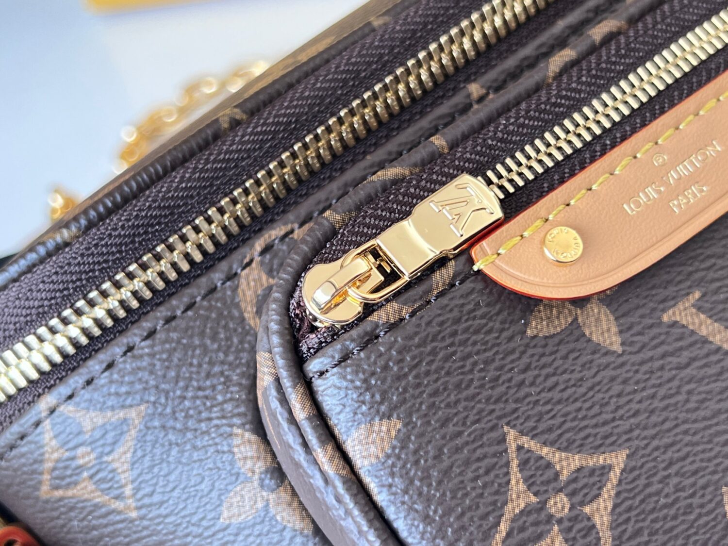 4 Louis Vuitton【Mini Bumbag】M82335 Monogram Canvas This Mini Bumbag is from the LV Gradient series.