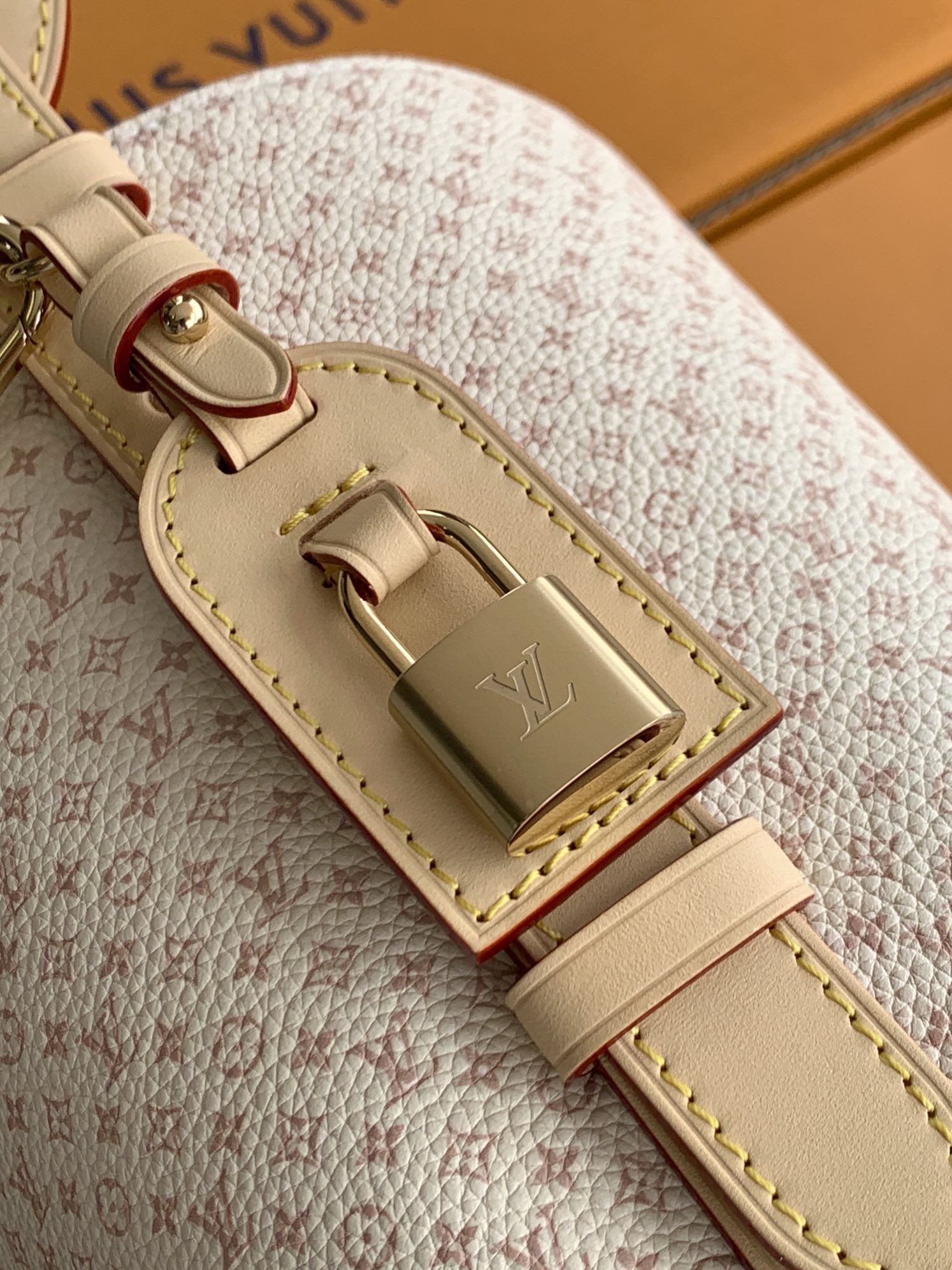 5 Louis Vuitton The M15130 uses Italian Grade A leather, highlighting its quality, hardware, fabric, craftsmanship, edge finishing, and Grade A production.