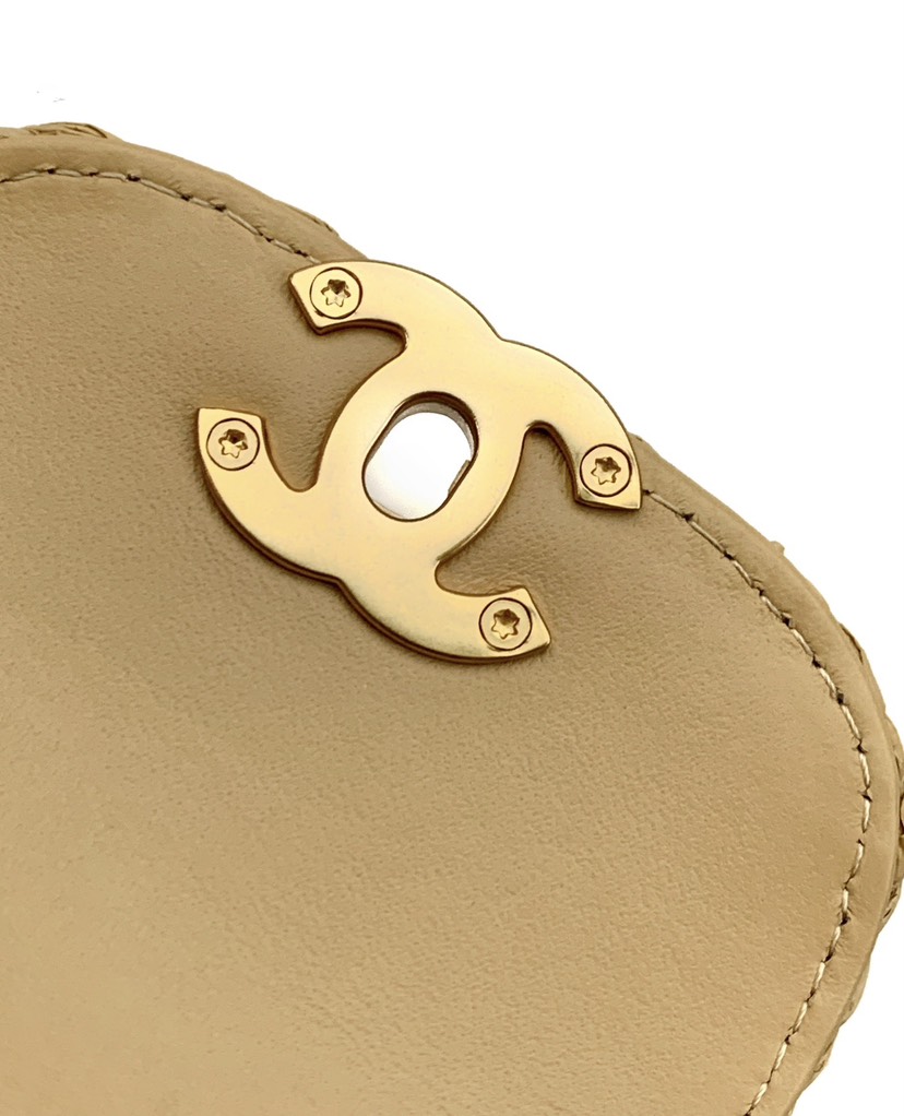 5 The popular vintage Kelly bag has been redesigned and revitalized by Chanel.