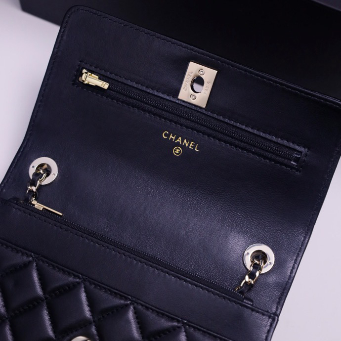 5 Chanel 25s handle with diamond embellishment