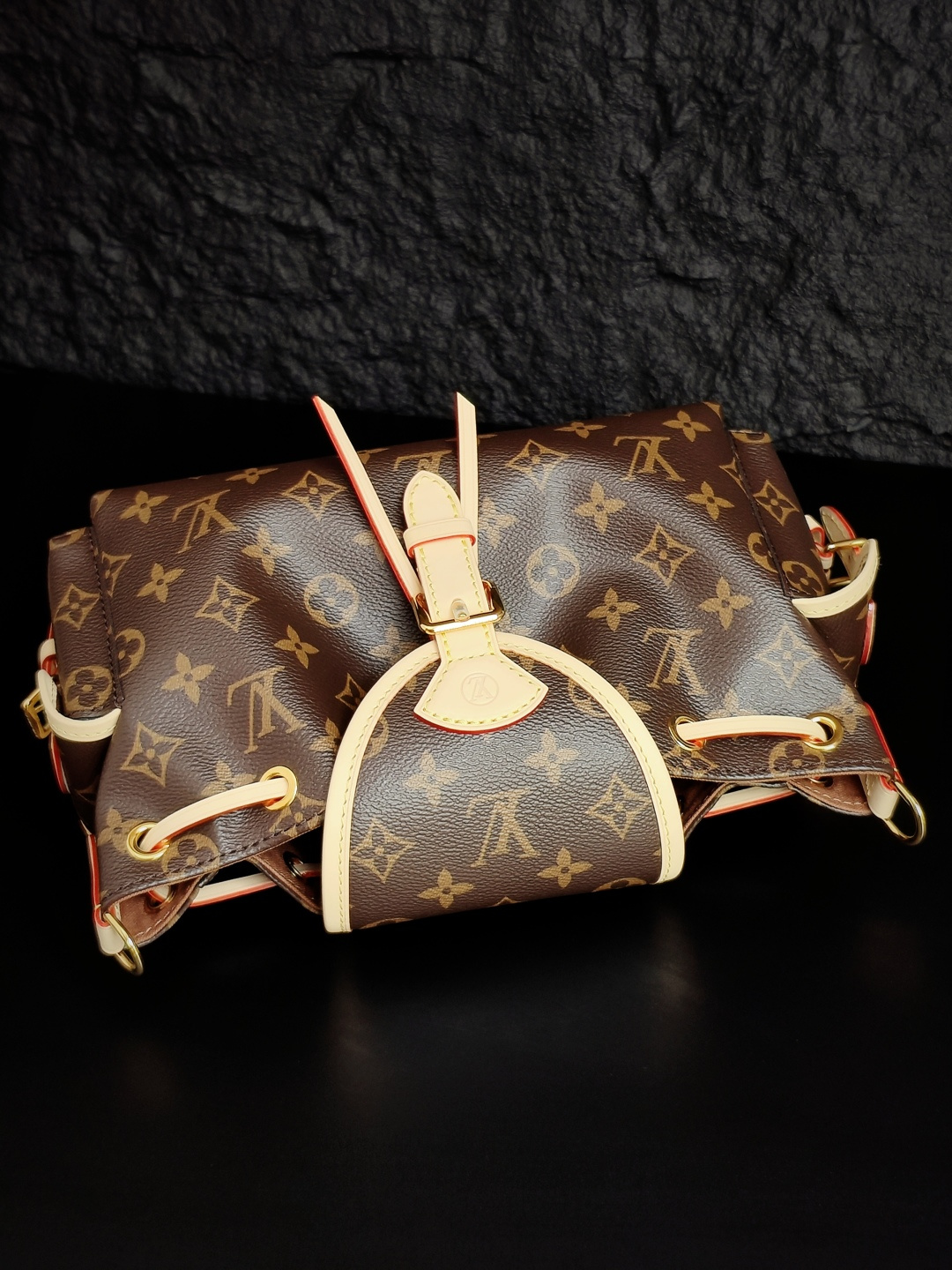 5 Louis Vuitton The M25085 uses Italian Grade A leather, which is a key factor in its quality.