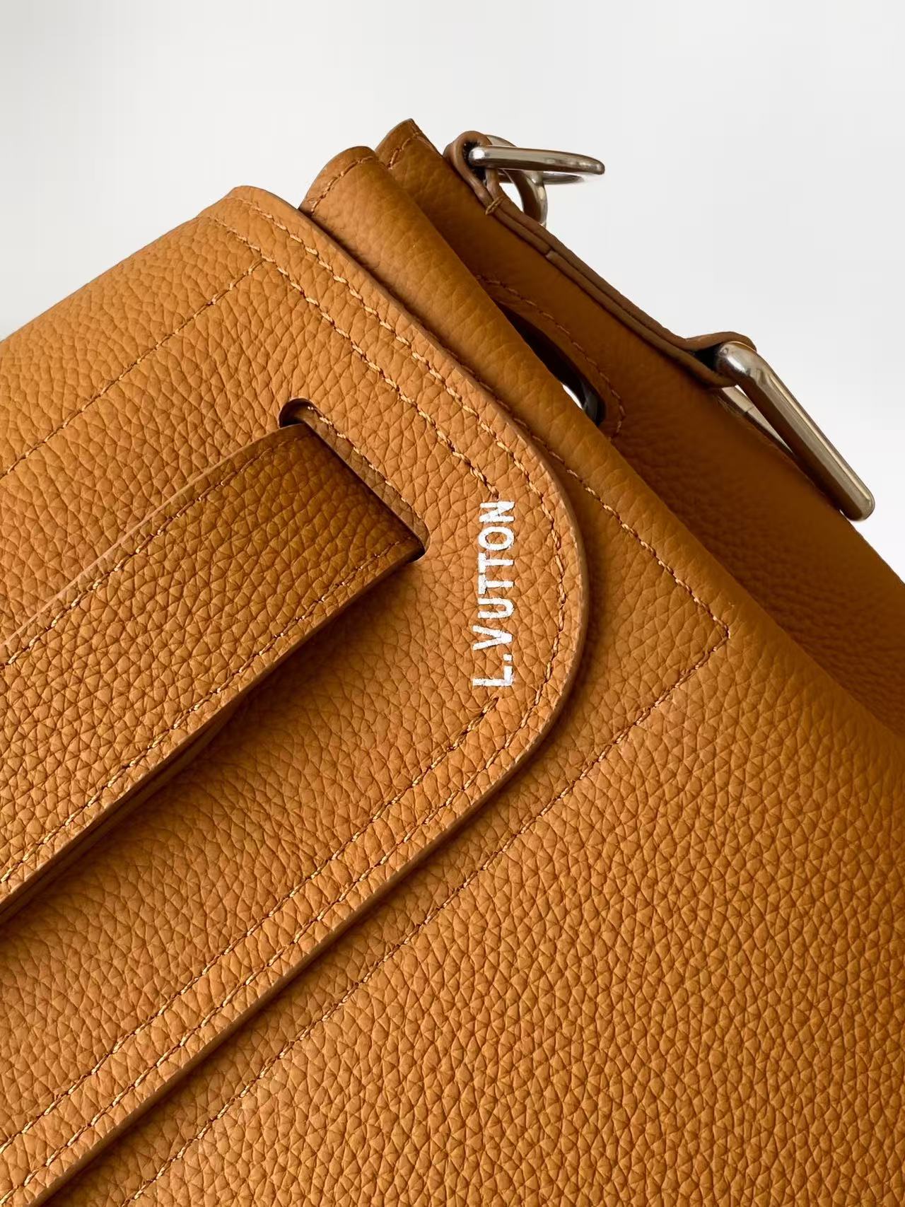 5 Louis Vuitton This Sapphire 30 handbag is a modern interpretation of the timeless Sapphire handbag, crafted from Brønsted cowhide leather.