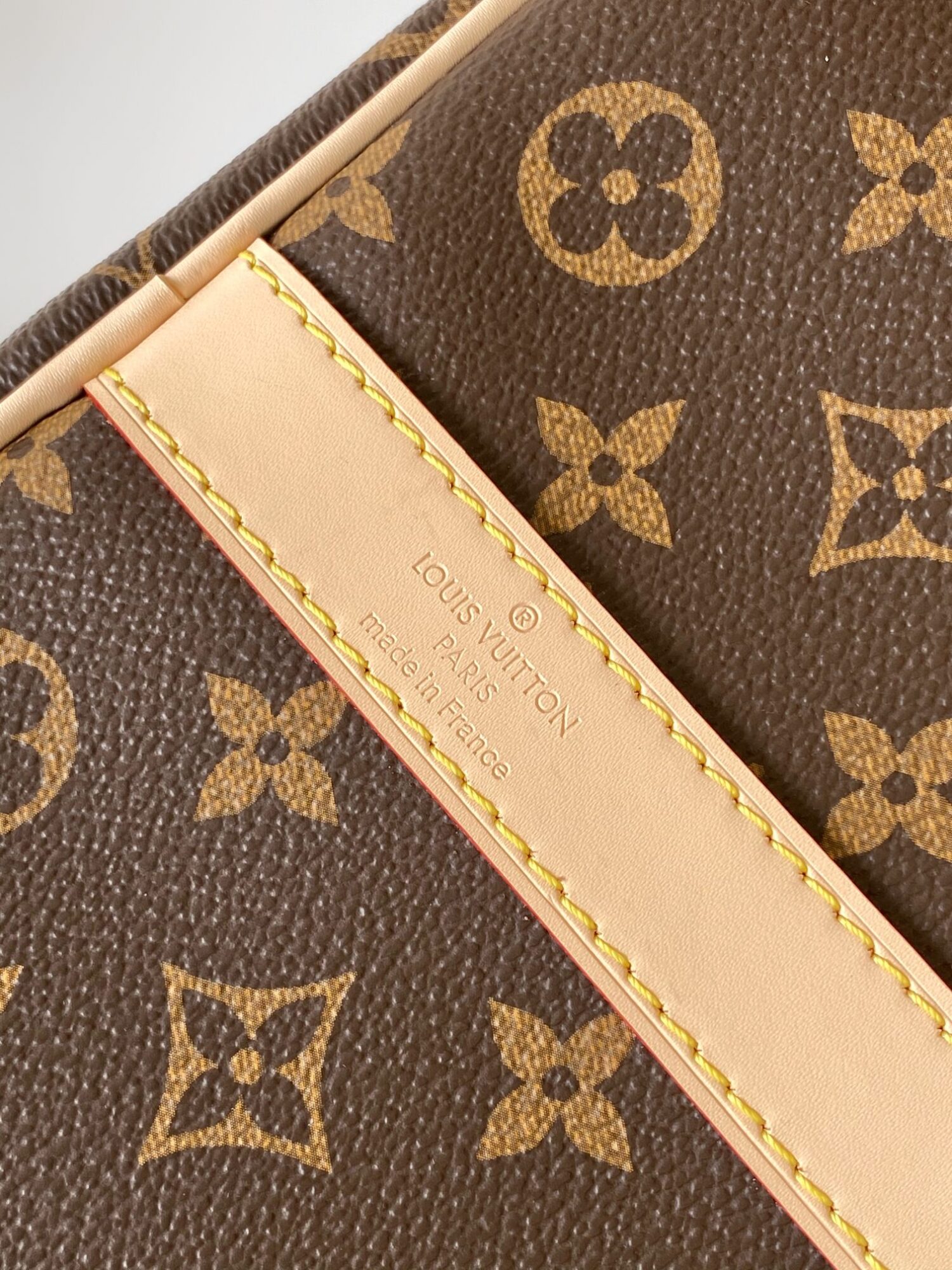 5 Louis Vuitton 2295 Monogram 50CM 163c01 Dynamic Chip This Keepall Bandoulière 50 travel bag features the Monogram design.