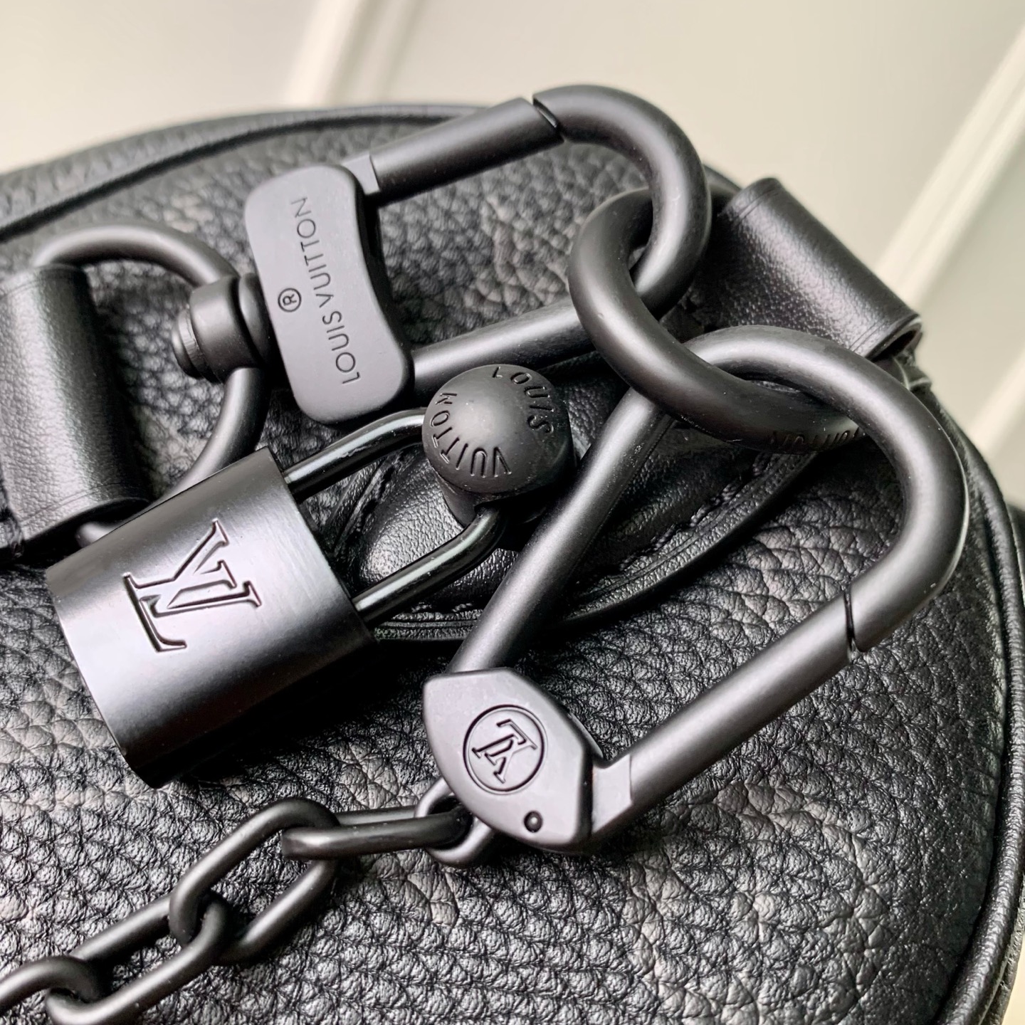 5 Louis Vuitton The M23807 black Speedy P9 Bandoulière 20 handbag is crafted from glossy calfskin leather.