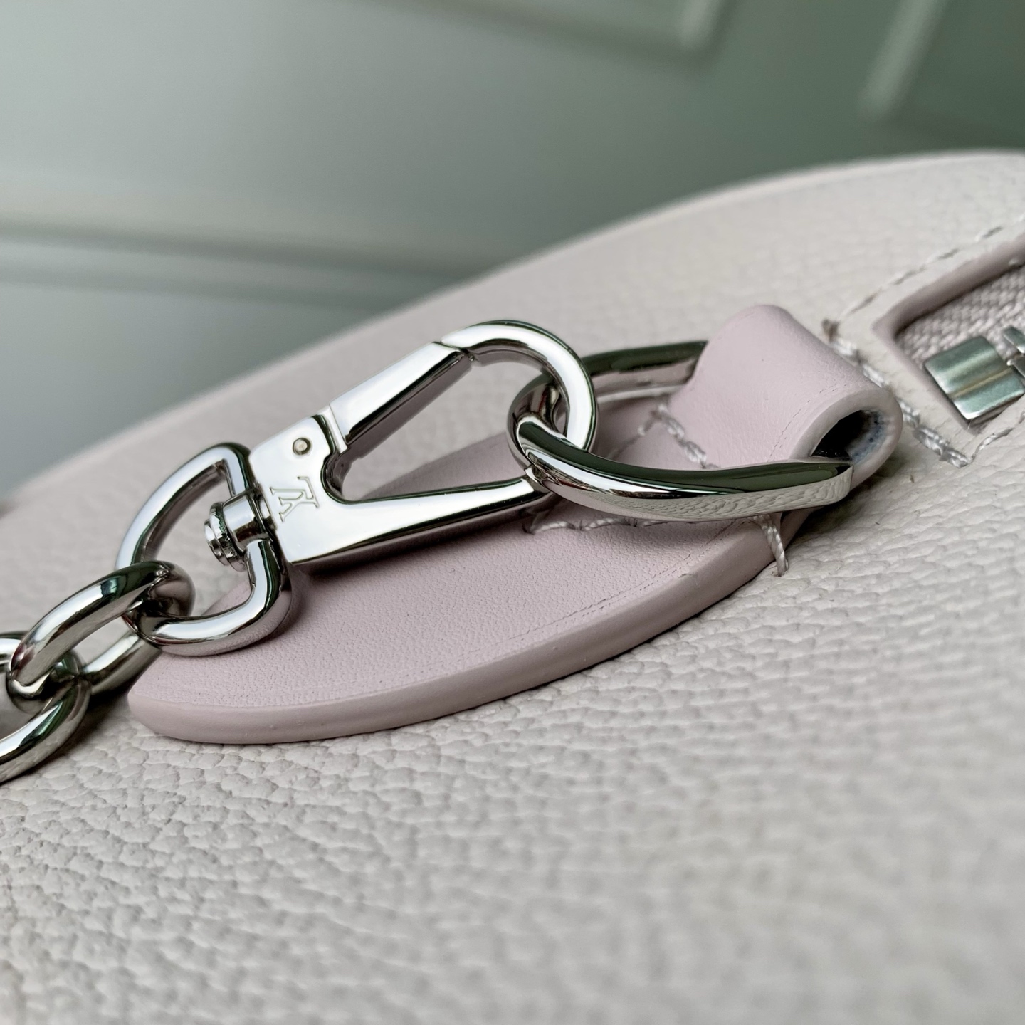 5 Louis Vuitton The M28343 Speedy 20 is reinterpreted this season, featuring a versatile and sophisticated Brume grey color.