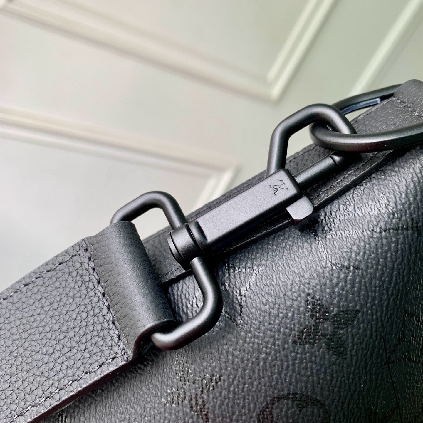 5 Louis Vuitton M27856 This Vagabond Hobo handbag is made of Monogram Midnight coated canvas with tonal calfskin leather trim.
