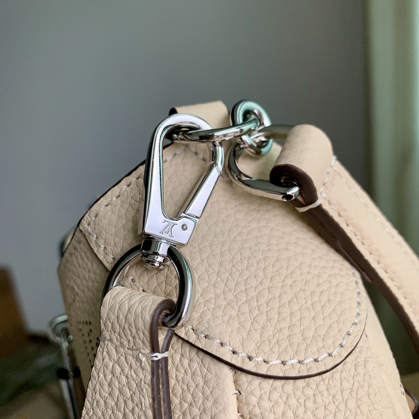 5 Louis Vuitton M27459 Off-white All Around small handbag from the Mahina series.