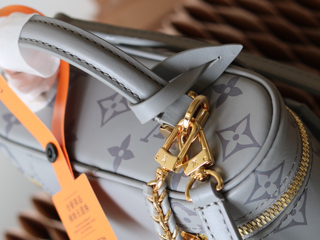 5 Louis Vuitton Exclusive Real Shot: The Vanity Chain Pouch Handbag with Variable Code Chip Version, m12427 Grey (Silkscreen Print) Inspired by the iconic Nice, the Vanity Chain Pouch captures the spirit of travel.