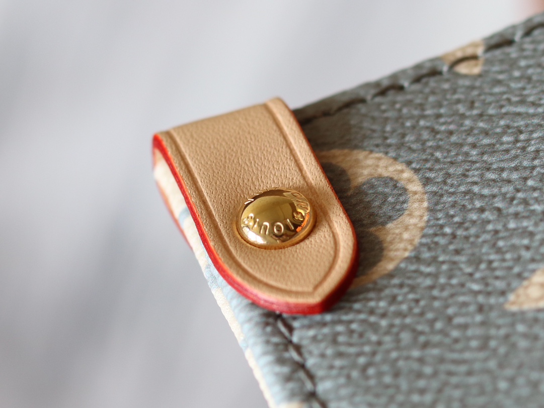 5 Louis Vuitton M12415 is the official version. This OnTheGo MM offers a seasonal reinterpretation of Louis Vuitton's iconic Monogram canvas.