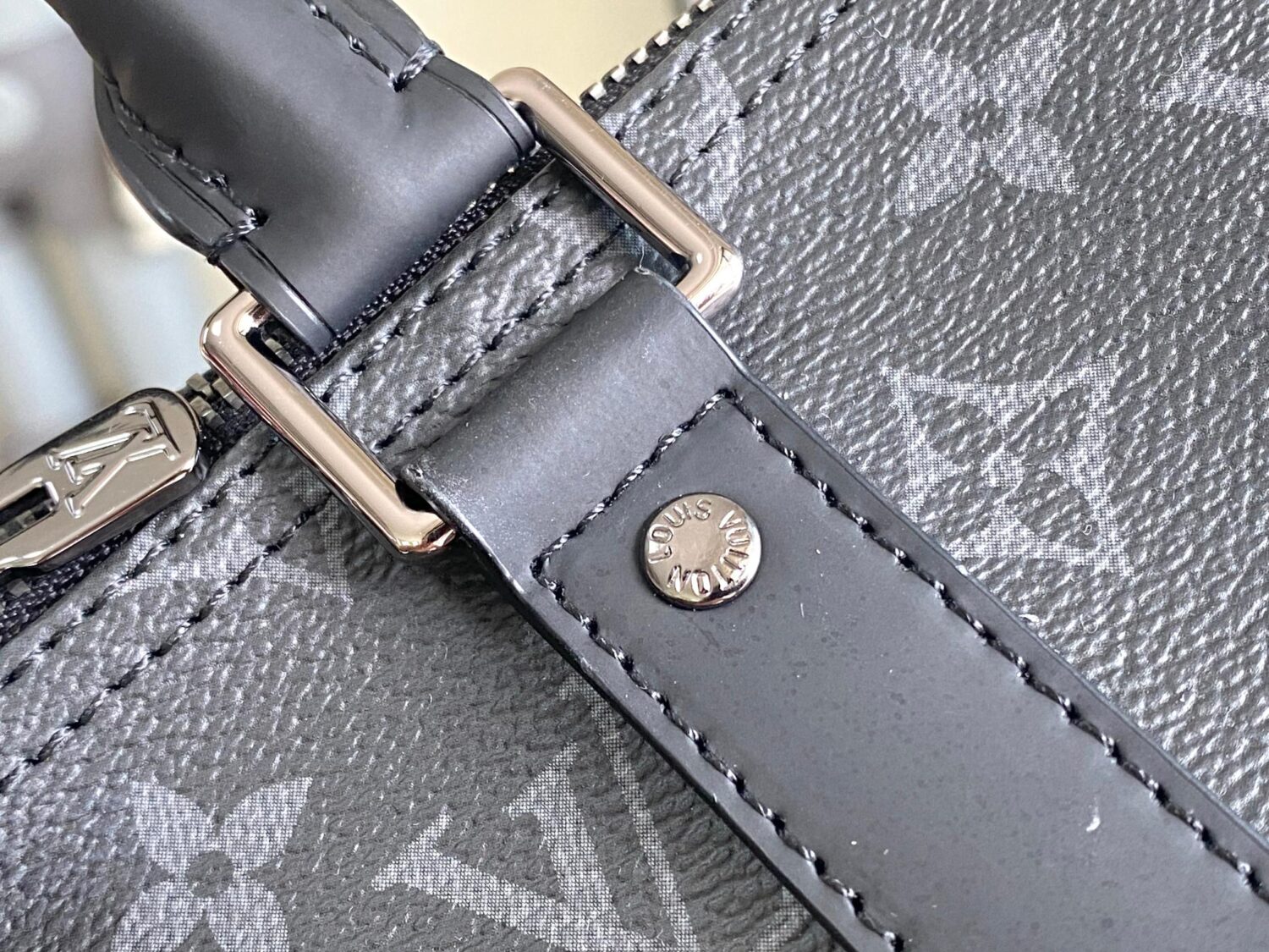 5 Louis Vuitton 01949 Rose Red. 13808 Red This Keepall Bandoulière 45 travel bag is