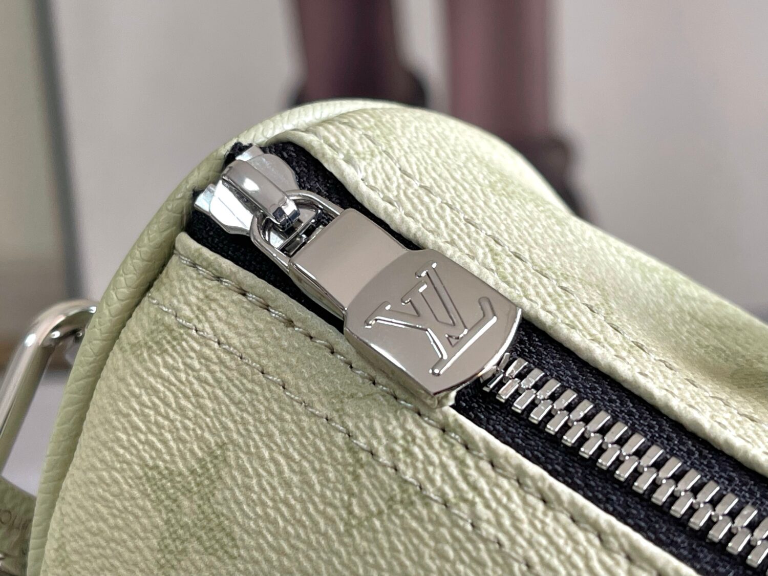 5 Louis Vuitton M14078 Light Khaki Green Pillow Bag. This Keepall 25 handbag is made of Monogram Eclipse Reverse canvas.