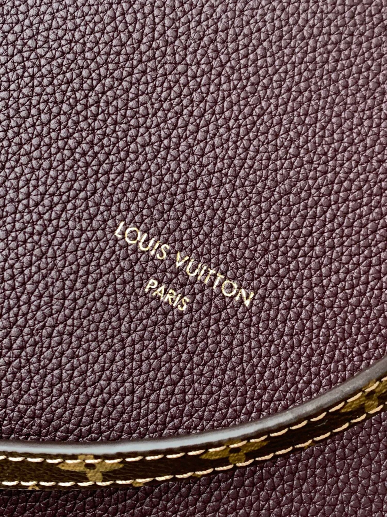 5 Louis Vuitton M26397 Ebony Color. This Express medium-sized handbag is crafted from supple cowhide leather and effortlessly complements various urban styles.