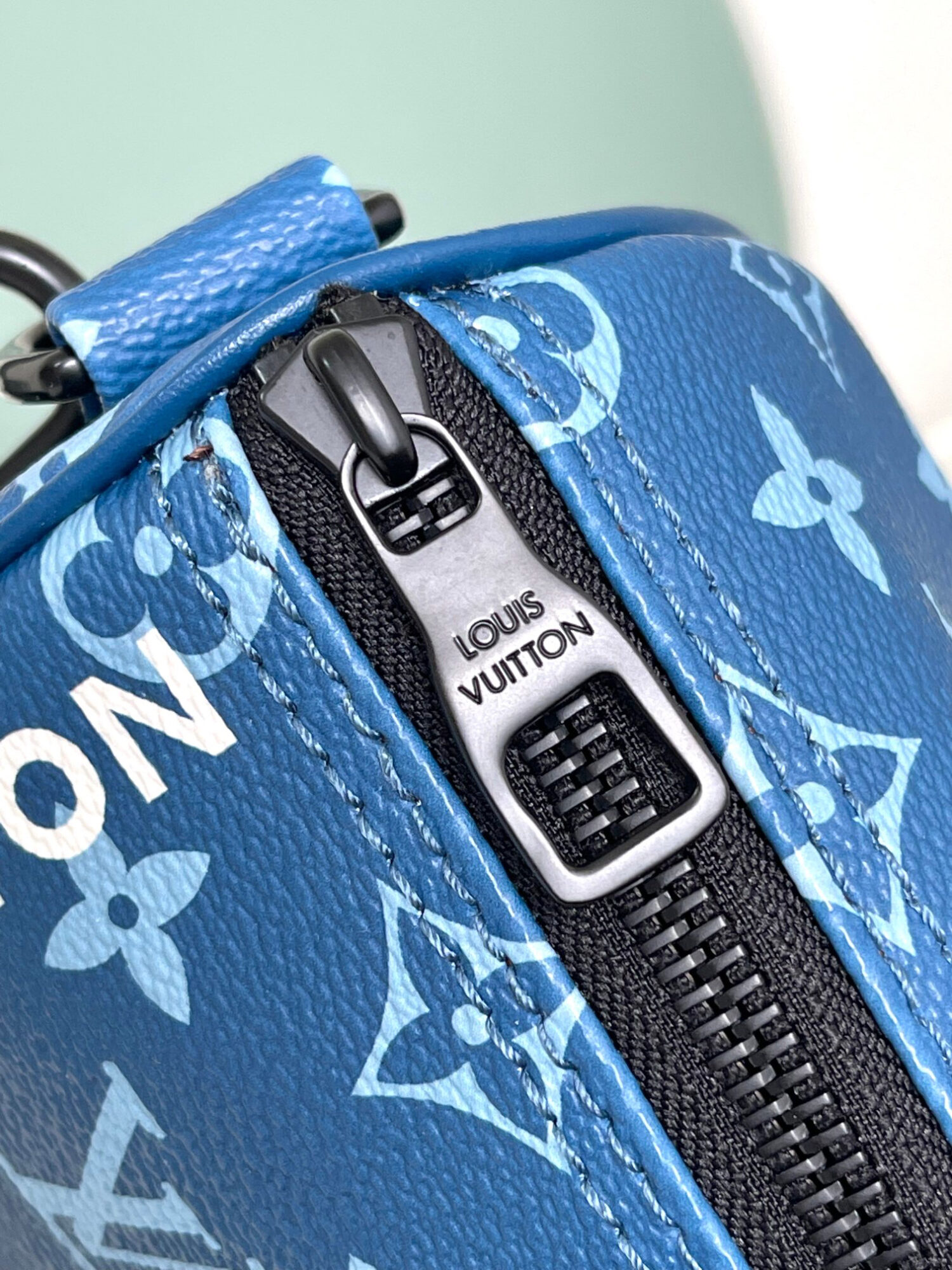 5 Louis Vuitton M46803 Blue Pillow Bag 🦍🦍 This Keepall Bandoulière 25 handbag is made of coated canvas.