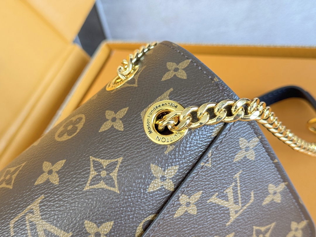 5 Louis Vuitton【NEW CHAIN BAG】Model: M45592 This chain bag features a delicate design crafted from Monogram canvas.