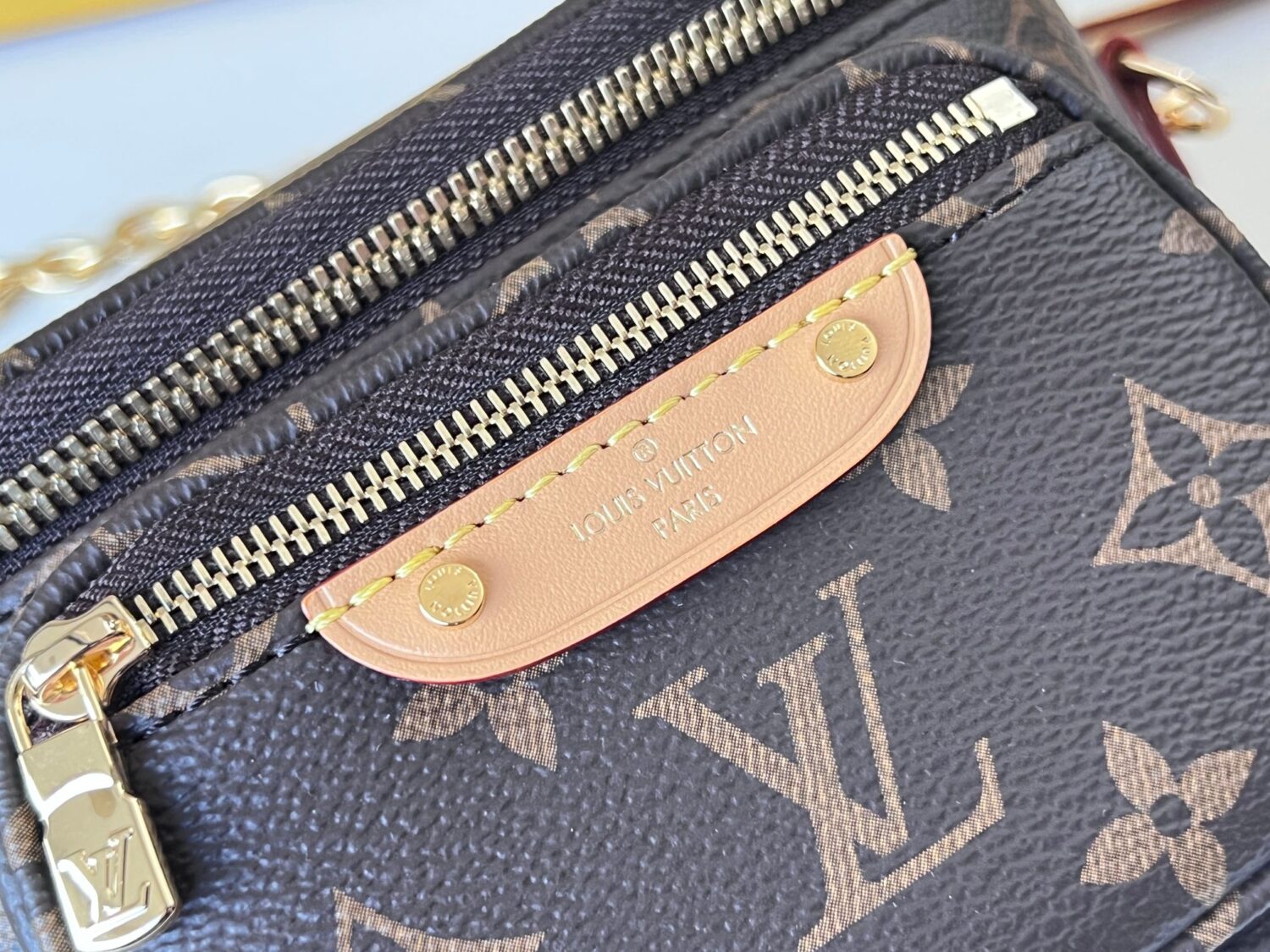 5 Louis Vuitton【Mini Bumbag】M82335 Monogram Canvas This Mini Bumbag is from the LV Gradient series.