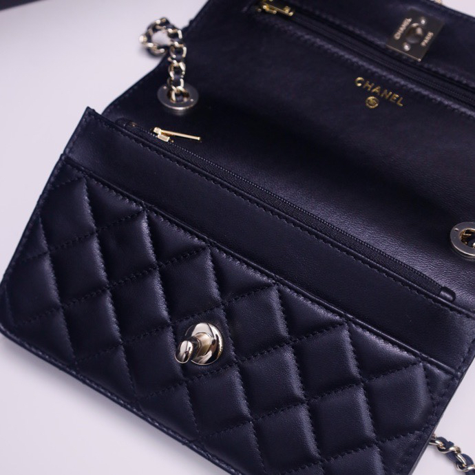 6 Chanel 25s handle with diamond embellishment