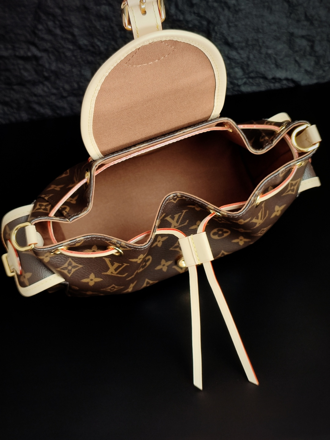 6 Louis Vuitton The M25085 uses Italian Grade A leather, which is a key factor in its quality.