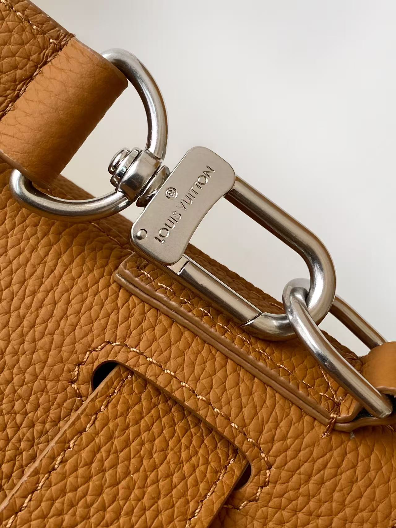6 Louis Vuitton This Sapphire 30 handbag is a modern interpretation of the timeless Sapphire handbag, crafted from Brønsted cowhide leather.